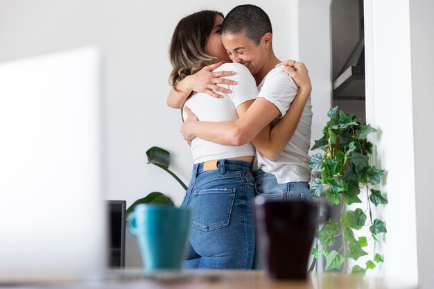 Pareja trans pasando tiempo de calidad juntos