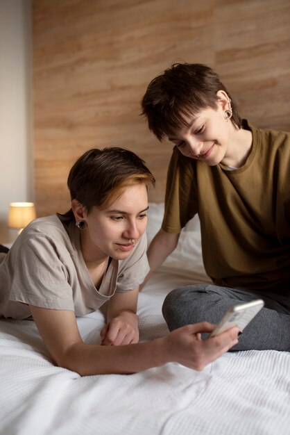 Pareja trans pasando tiempo juntos