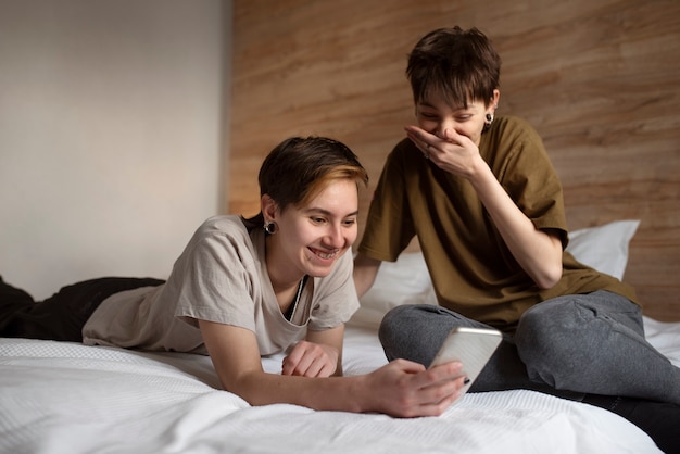 Foto gratuita pareja trans pasando tiempo juntos