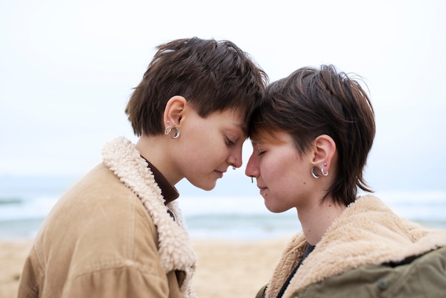 Foto gratuita pareja trans pasando tiempo juntos