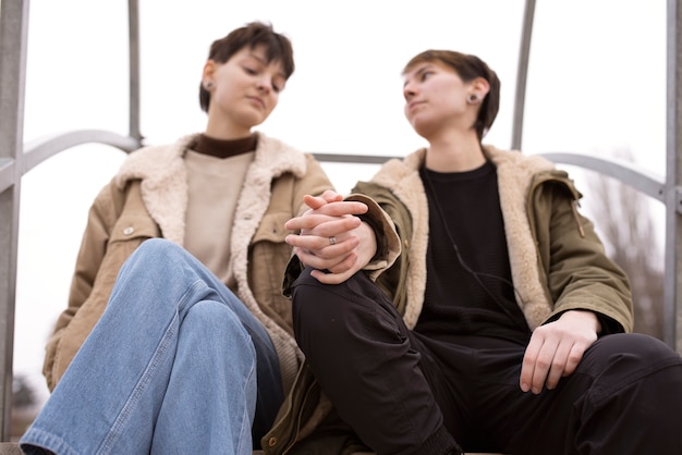 Foto gratuita pareja trans pasando tiempo juntos