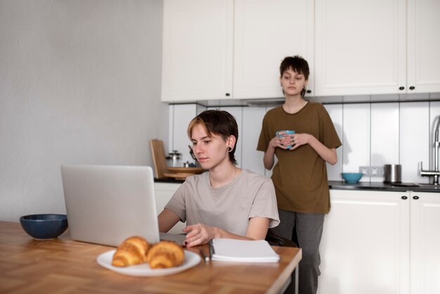 Pareja trans trabajando juntos