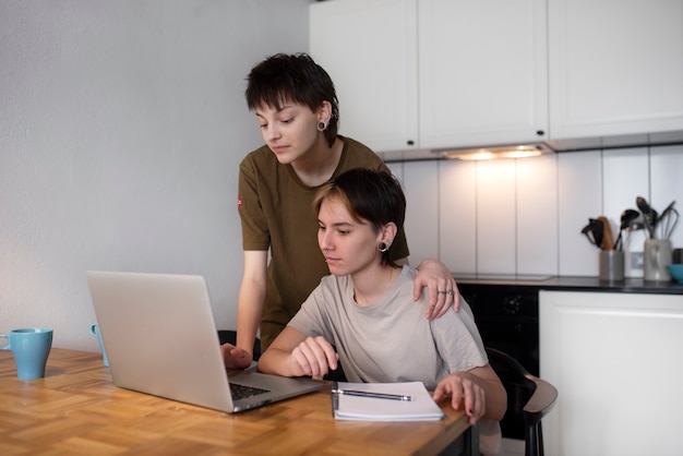 Pareja trans trabajando juntos