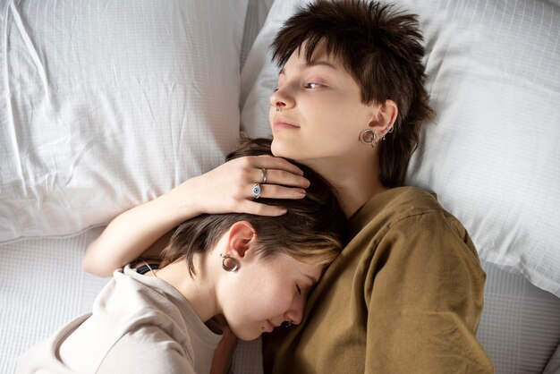 Pareja trans yendo a dormir juntos