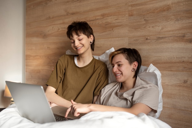 Pareja trans yendo a dormir juntos