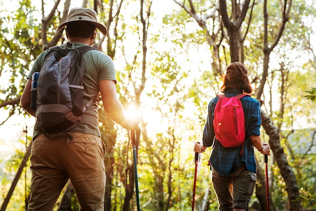 Foto gratuita pareja trekking juntos