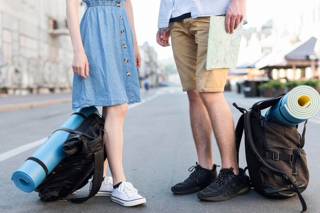 Pareja de turistas afuera con mochilas