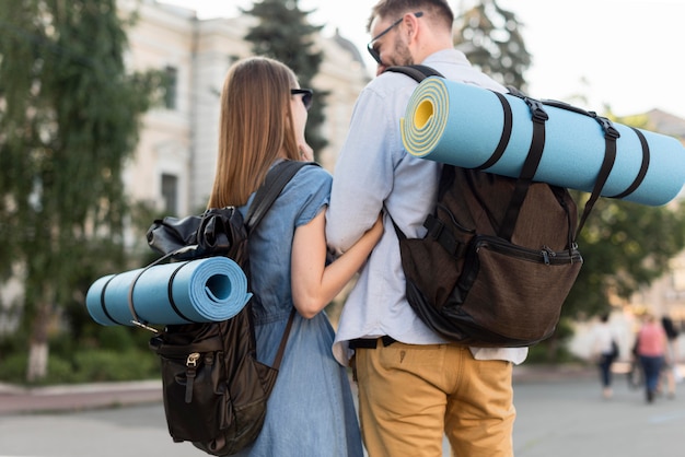 Pareja de turistas al aire libre con mochilas