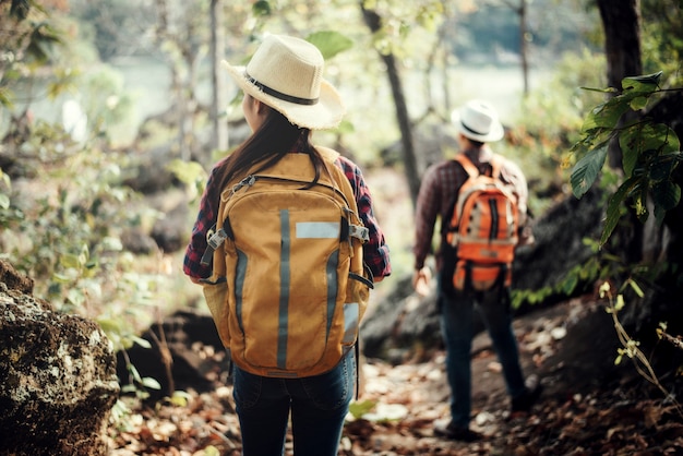 Pareja de turistas en el bosque en la montaña