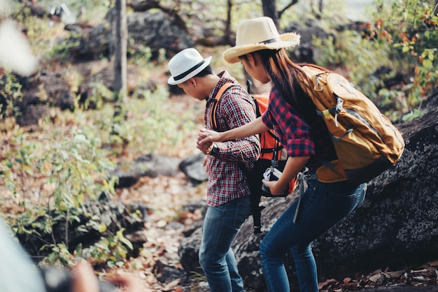 Pareja de turistas en el bosque en la montaña