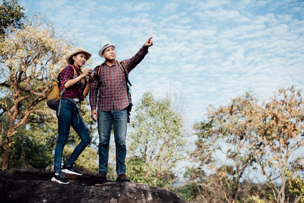 Pareja de turistas en el bosque en la montaña