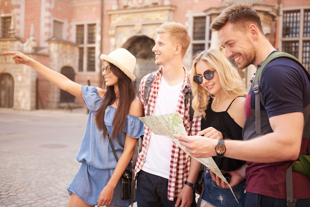 Foto gratuita pareja de turistas en busca de entretenimientos