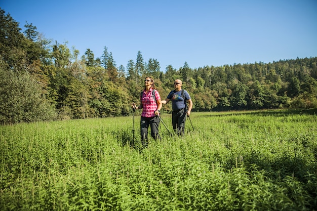 Pareja de turistas en un camino de tierra en un parque natural en Rakov Skocjan, Eslovenia