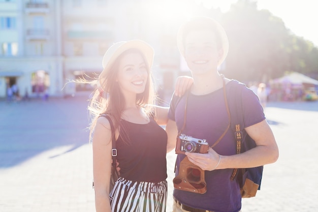 Pareja de turistas en ciudad con efecto de sol