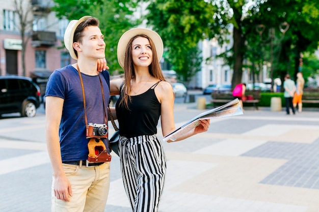 Pareja de turistas en ciudad