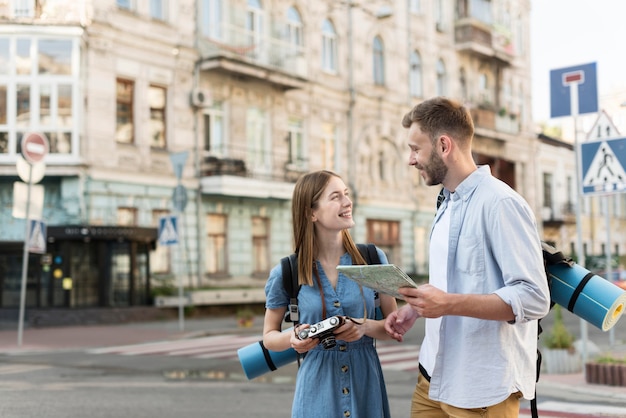 Foto gratuita pareja de turistas en la ciudad