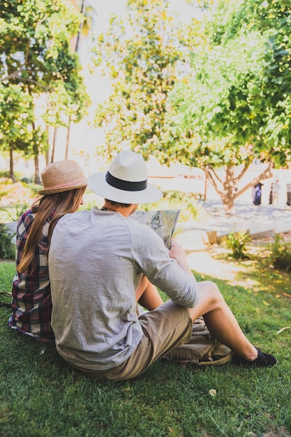 Pareja de turistas descansando en el parque