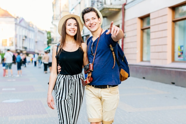 Pareja de turistas felices en ciudad