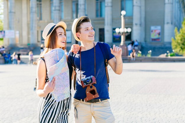 Pareja de turistas felices visitando ciudad