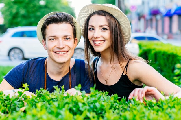 Pareja de turistas felices