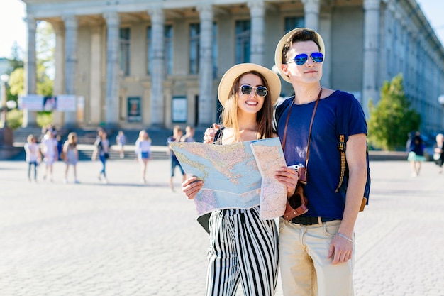 Pareja de turistas jóvenes en ciudad