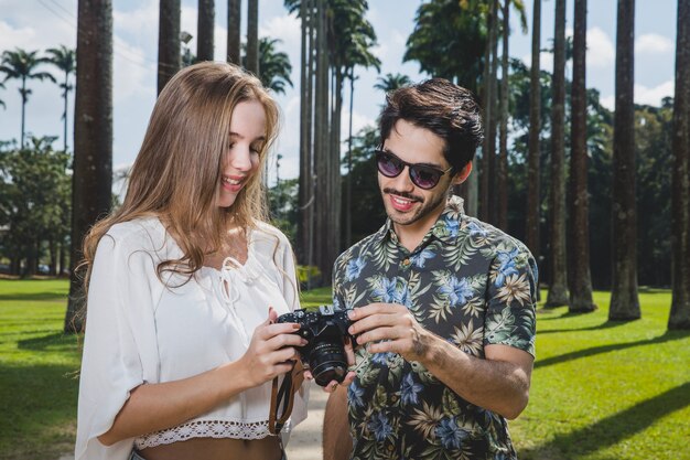 Pareja de turistas jovenes