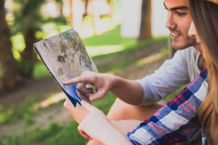Foto gratuito pareja de turistas con mapa