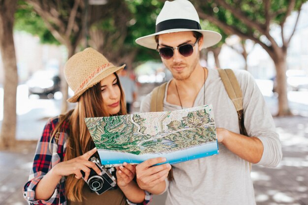 Pareja de turistas y el mapa