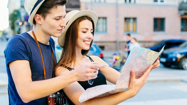 Pareja de turistas mirando a mapa