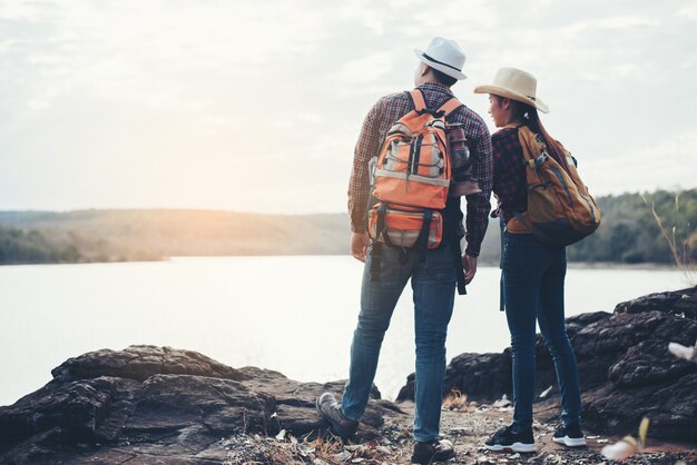 Pareja de turistas con mochilas en montaña