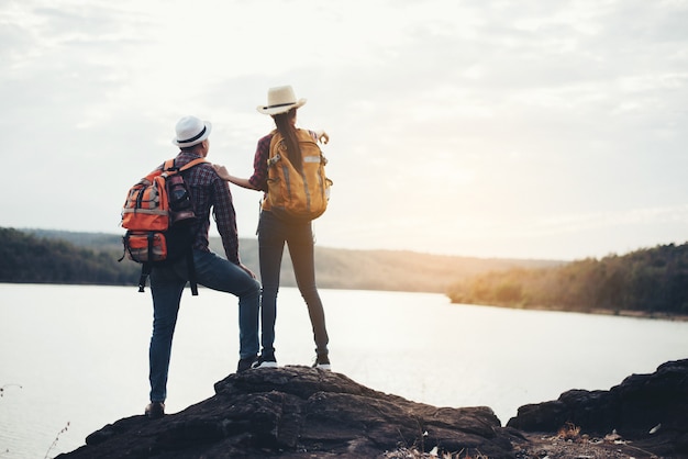 Foto gratuita pareja de turistas con mochilas en montaña