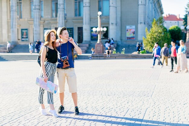 Pareja de turistas modernos visitando ciudad