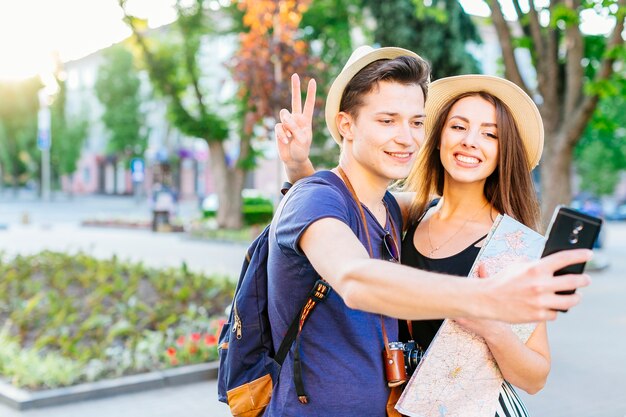 Pareja de turistas en parque posando para selfie