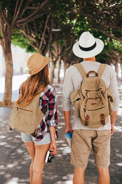 Foto gratuita pareja de turistas en el parque