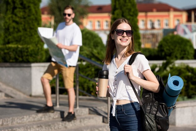 Pareja de turistas posando al aire libre con mochilas