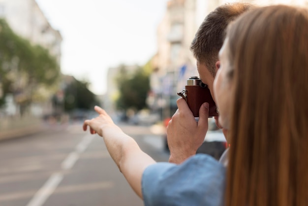 Pareja de turistas tomando fotos de la ciudad