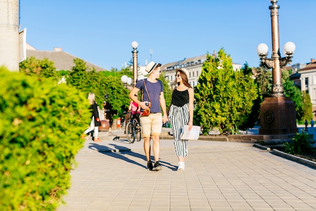 Pareja de turistas de vacaciones en ciudad soleada