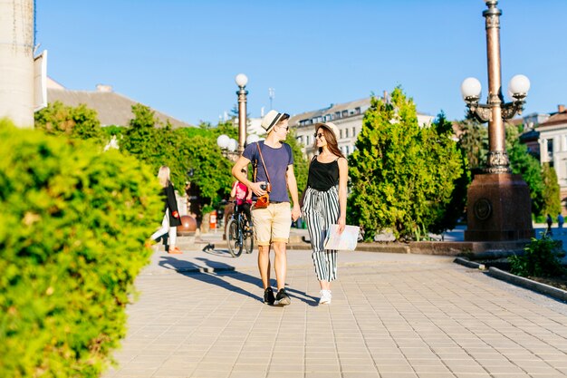 Pareja de turistas de vacaciones en ciudad soleada