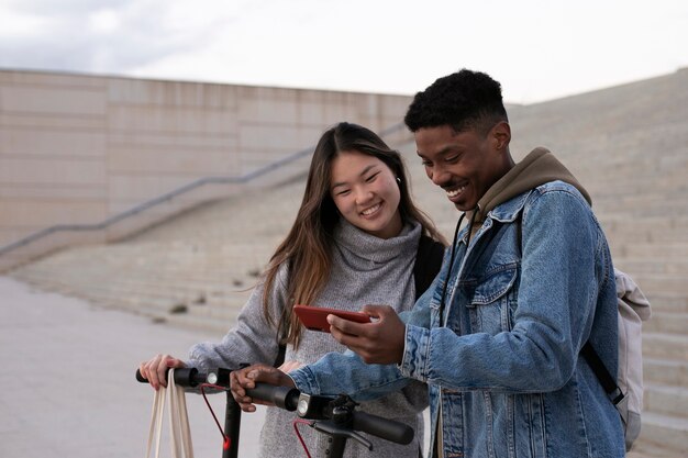 Pareja usando scooter eléctrico para transporte