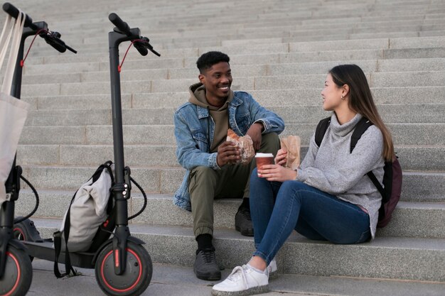 Pareja usando scooter eléctrico para transporte