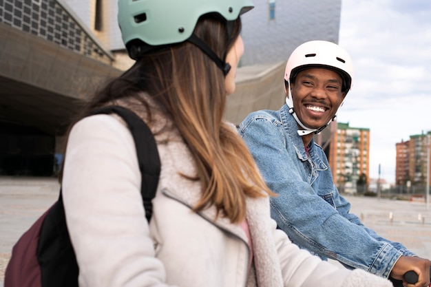 Foto gratuita pareja usando scooter eléctrico para transporte