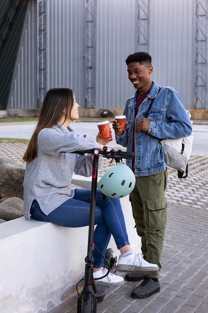 Pareja usando scooter eléctrico para transporte