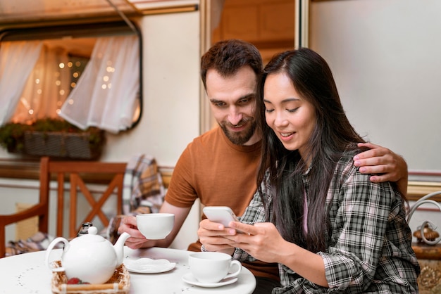 Pareja usando su teléfono móvil