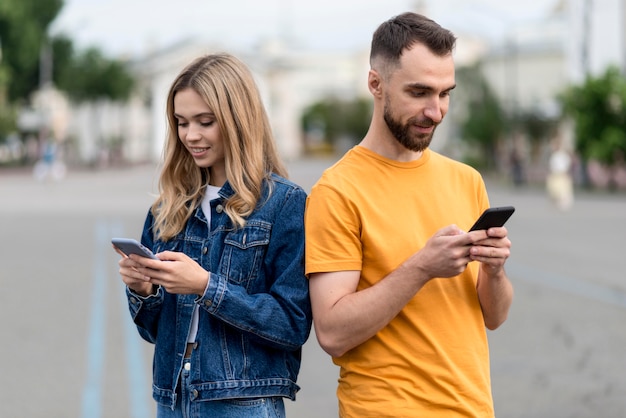 Pareja usando sus teléfonos móviles