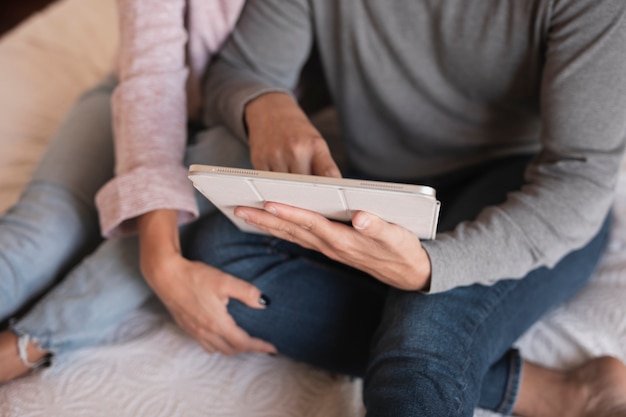 Foto gratuita pareja usando tableta de cerca