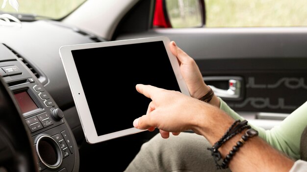 Pareja usando tableta en coche