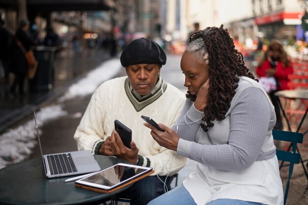 Pareja usando tecnología mientras viaja por la ciudad