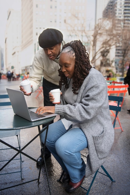 Foto gratuita pareja usando tecnología mientras viaja por la ciudad