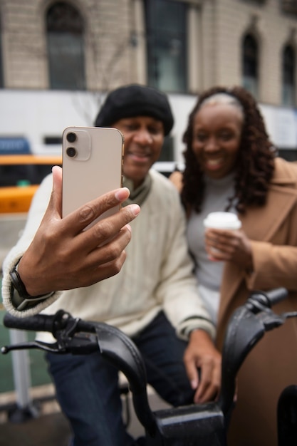 Pareja usando tecnología mientras viaja por la ciudad