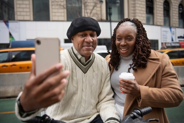 Pareja usando tecnología mientras viaja por la ciudad